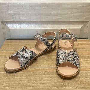 New Clarks Gray Snake Python Willow Guild Sandals sz 10M